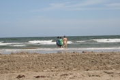 ./photos/galveston_july_2008/14_tom_and_kids_at_beach1.jpg