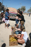 ./photos/pv_mar2009/kb_eliz_jer_distributing_food2_at_dump.jpg