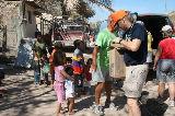 ./photos/pv_mar2009/tom_distributing_food_at_dump.jpg